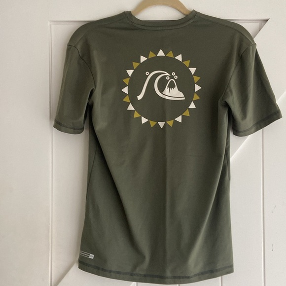 Quicksilver Rashguard with 50+ UPF Protection - Picture 3 of 4